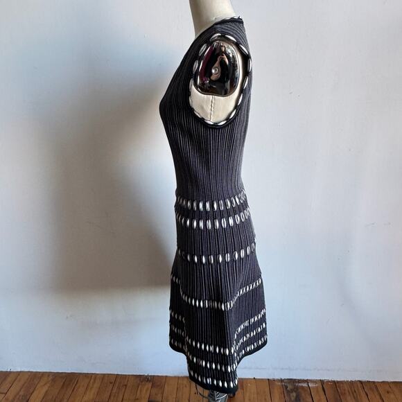 ALAÏA Black and White Striped A-line Sleeveless Dress - Picture 5 of 10